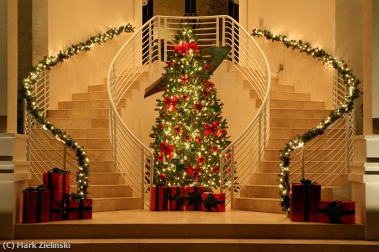 Missing Image: i_0001.jpg - Christmas Decorated Entryway