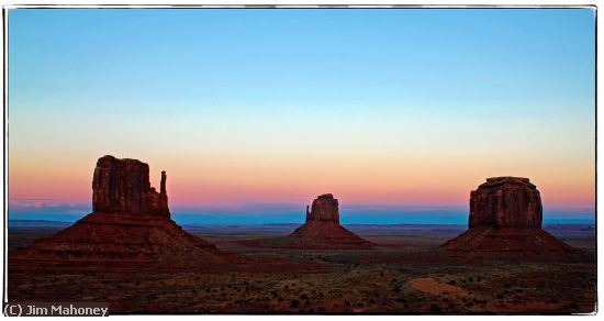 Missing Image: i_0044.jpg - Monument Valley at Dawn