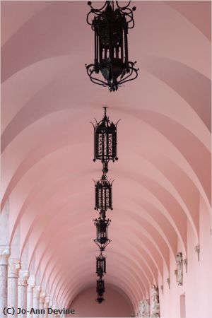 Missing Image: i_0037.jpg - Arches and Lanterns