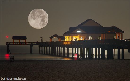 Missing Image: i_0025.jpg - Moon over Pier